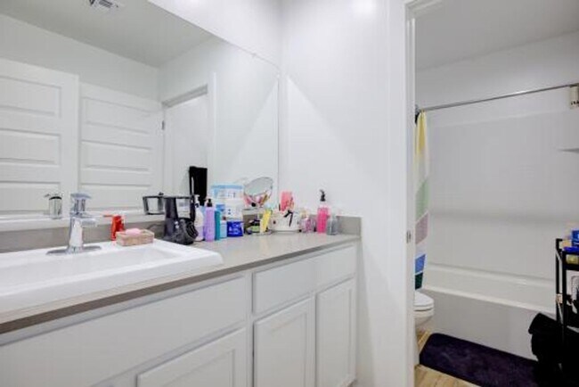 Building Photo - 4 Bedroom 2.5 Bathroom