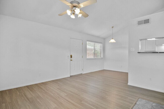 Building Photo - Beautiful Gated Townhome Great Location