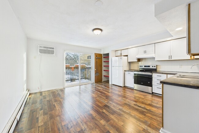 Building Photo - 20 Oak St