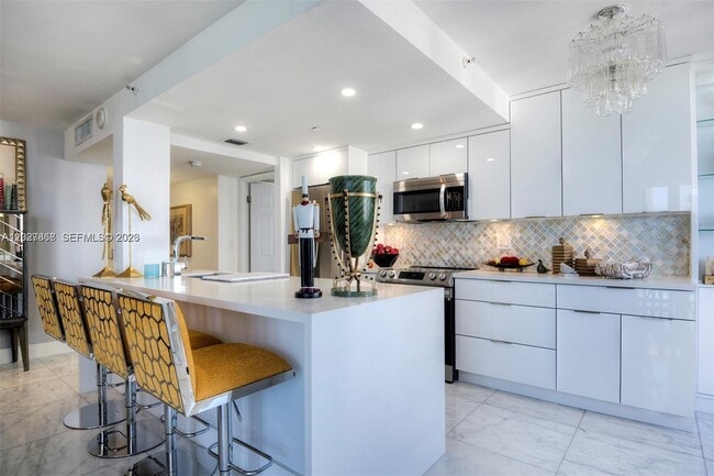 Building Photo - 2555 Collins Ave