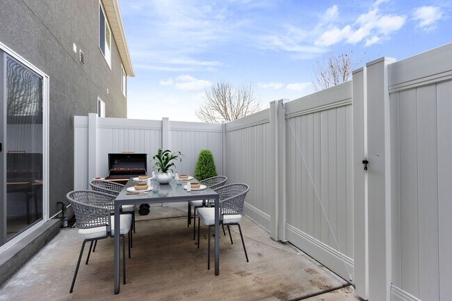 Building Photo - Brand New Luxury 4 Bedroom 2.5 Bath with Office & Family Room for Rent Richmond, Utah