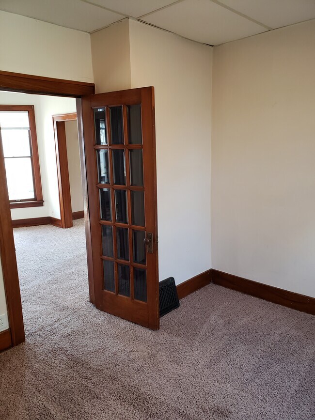 Building Photo - 558 Monroe St