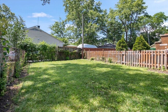 Building Photo - 500 Cherry Cir