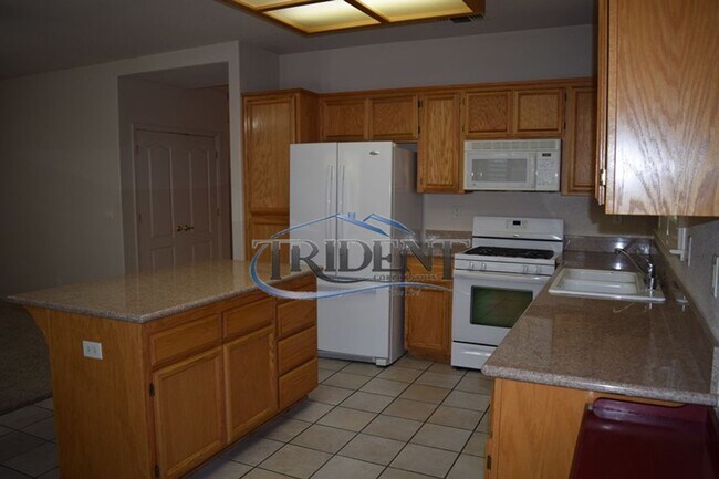 Building Photo - 4 bedroom, 3 bath house with den/office