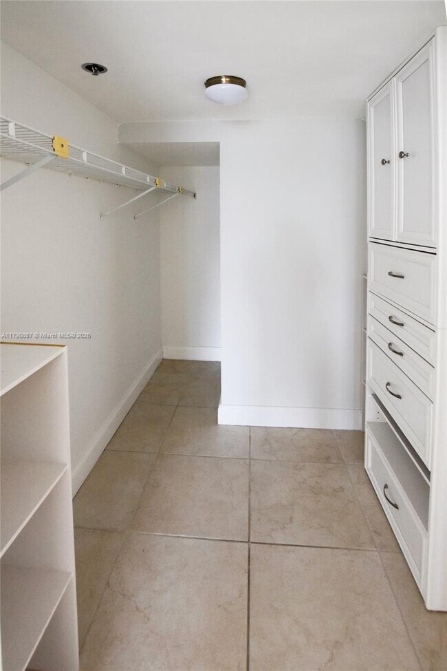 Building Photo - 540 Brickell Key Dr