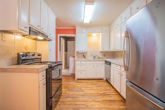 Building Photo - Inviting 3-Bedroom Home with Front Porch Available for Summer 2026 Pre-Lease