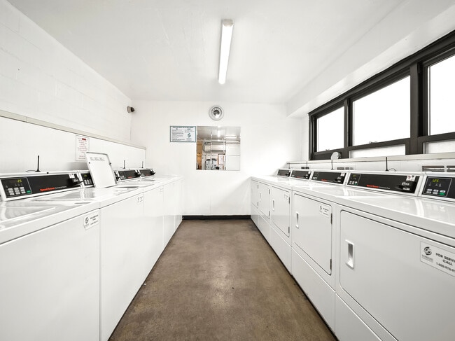 Building Photo - 6118 N Sheridan Rd