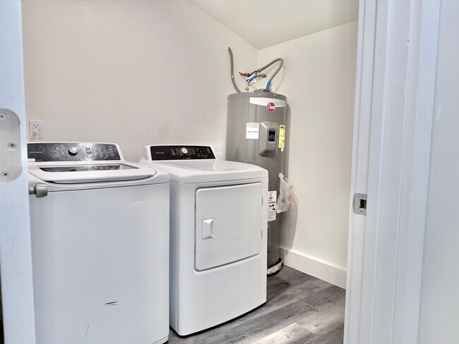 Building Photo - Stunning, Newly Renovated 3BR | 1BA