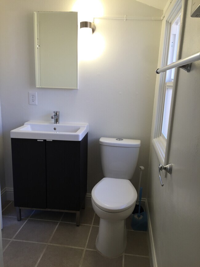 Building Photo - 415 Cedar St