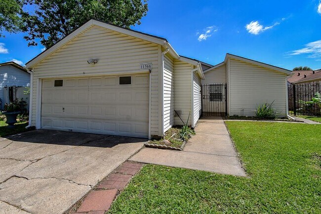 Primary Photo - 11366 Oakcenter Dr