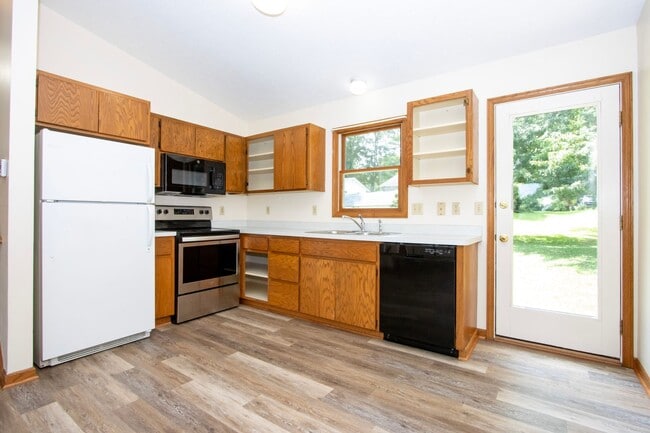 Building Photo - Three bedroom duplex