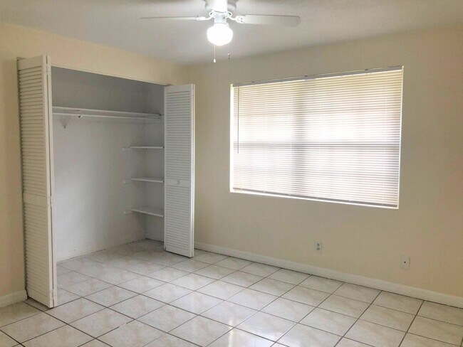 Building Photo - Large 3 Bedroom 2 Pool Home in Daytona Beach!
