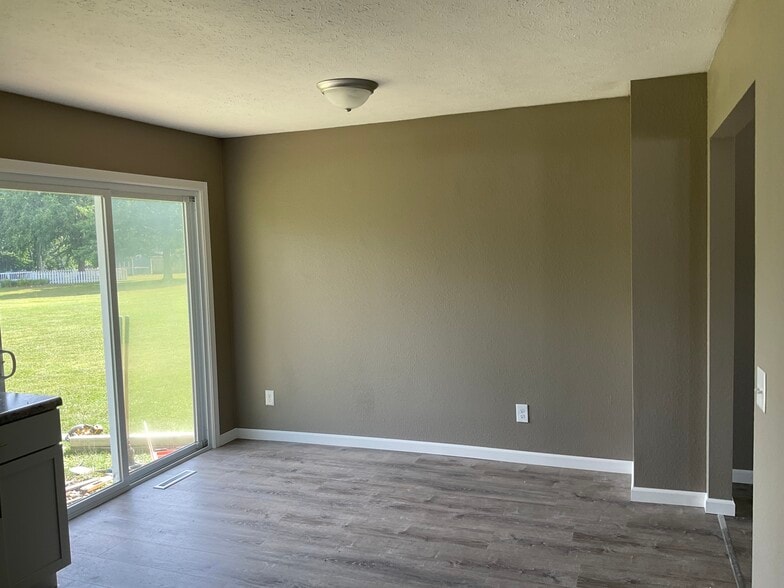 Building Photo - 1841 Lakeview Dr
