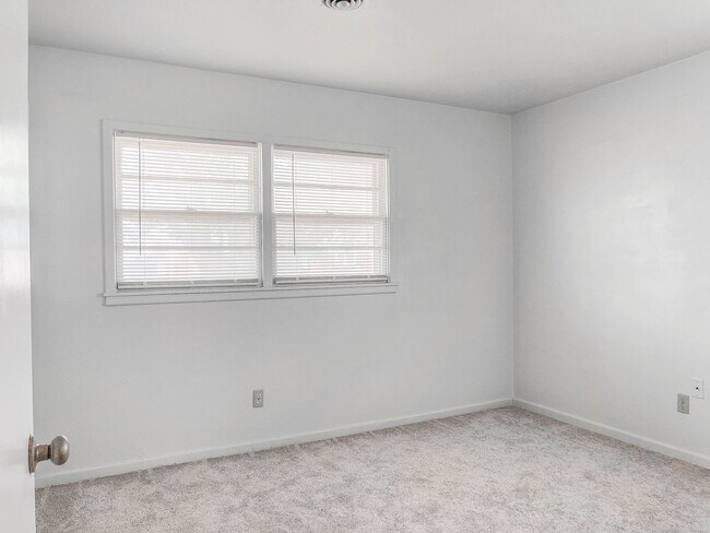 Building Photo - Pre-Leasing - 3 bed 2 bath