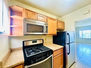 Building Photo - $500 Move In Special! 2 Bedroom Location i...