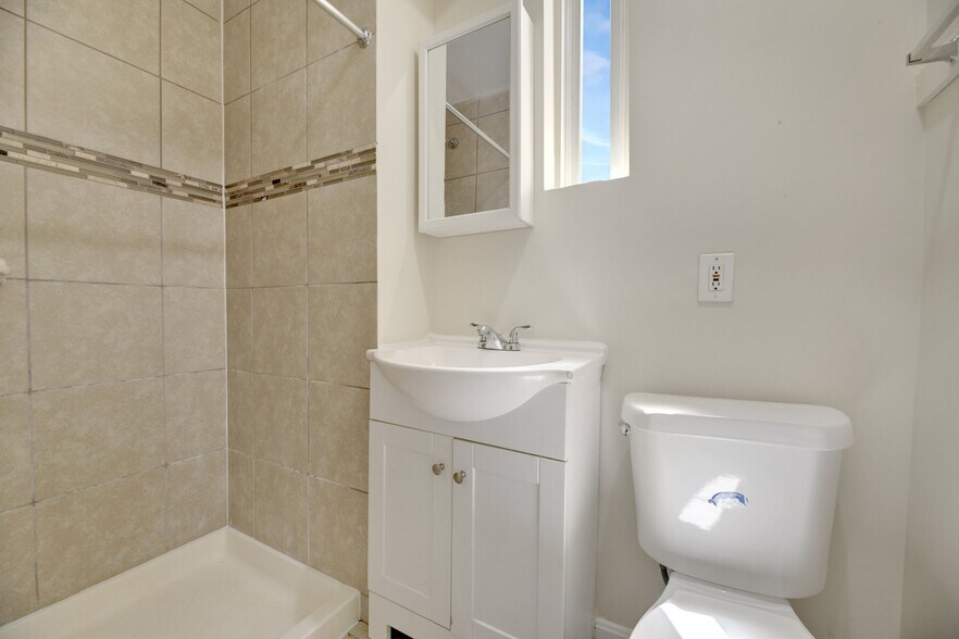 Building Photo - 618 Columbia Rd NW