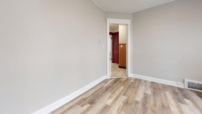 Building Photo - 2121 W 105th St