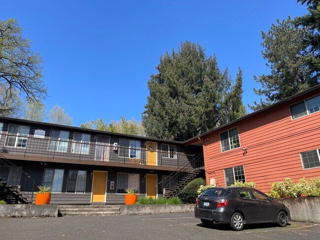 Building Photo - Hardwoods, granite countertops, parking, c...