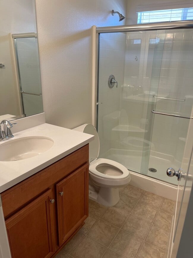 Building Photo - Spacious Two Story 5bd/3ba House