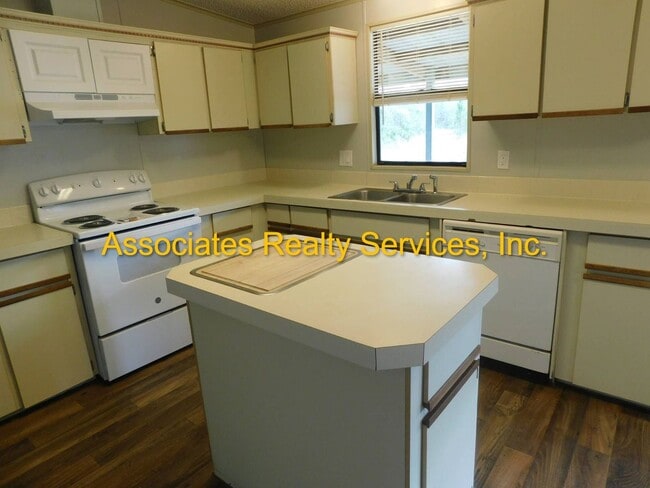 Building Photo - Secluded home in the country!