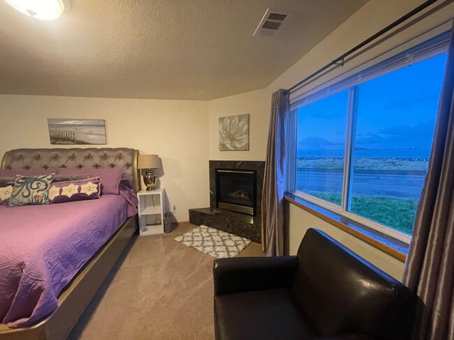 Building Photo - 1361 Buhne Dr