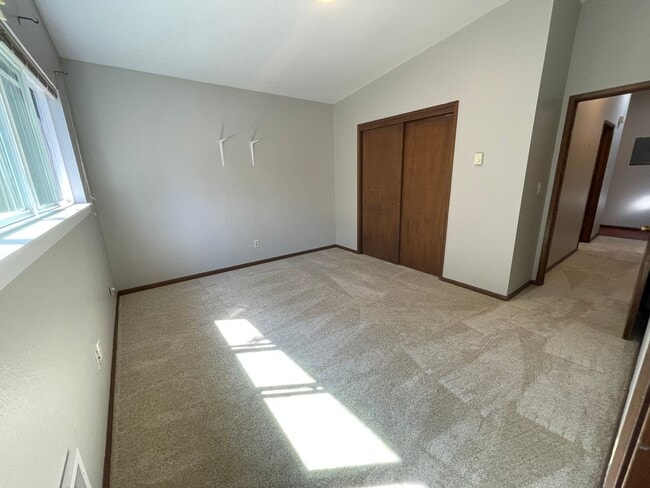 Building Photo - Spacious 2 Bedroom in Idyllic Location