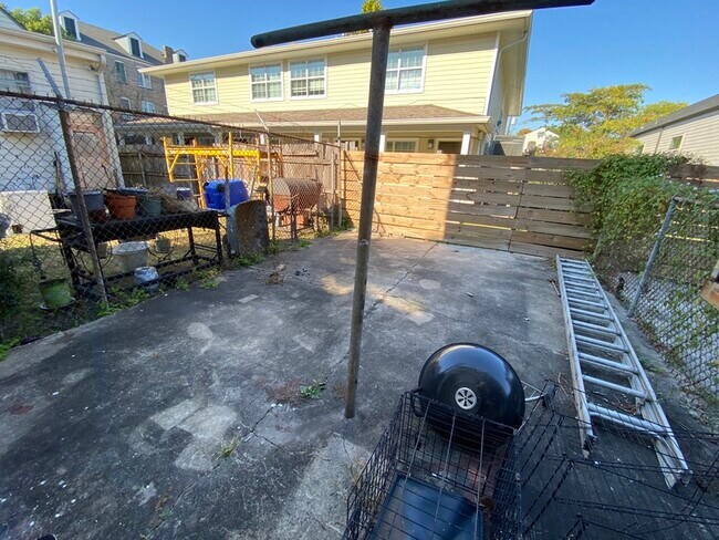 Building Photo - 2325 Ursulines Ave