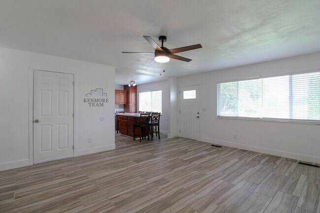 Building Photo - 3 Bedrooms, 1.5 Baths in Kennewick