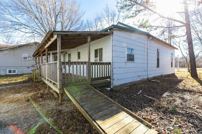 Building Photo - 2 Bedroom | 1 Bathroom | With a Large Deta...