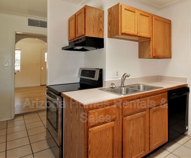 Building Photo - 3545 N Country Club Rd