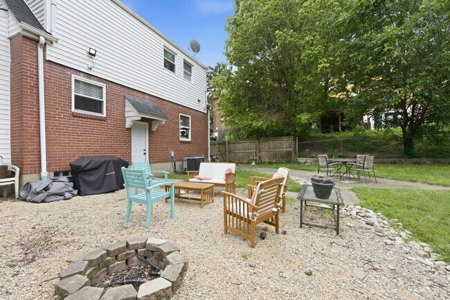 Building Photo - 4158 St Lawrence Ave
