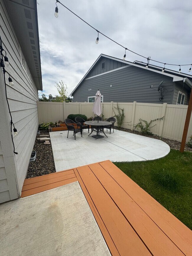 Building Photo - New on Market! Close to Freeway and Shopping!