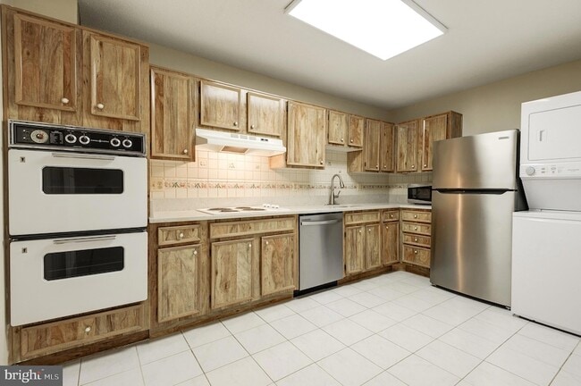 Building Photo - 8370 Greensboro Dr