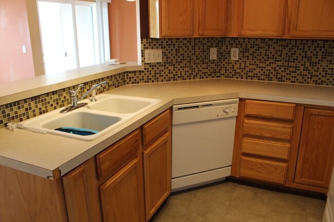 Building Photo - Spacious 2-Bedroom Condo Backing to Open Space