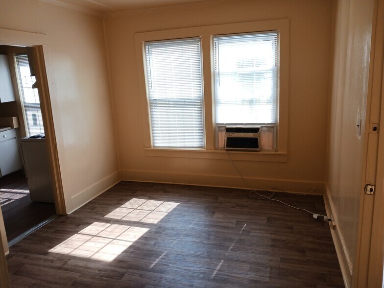 Den - 1014 Henley St