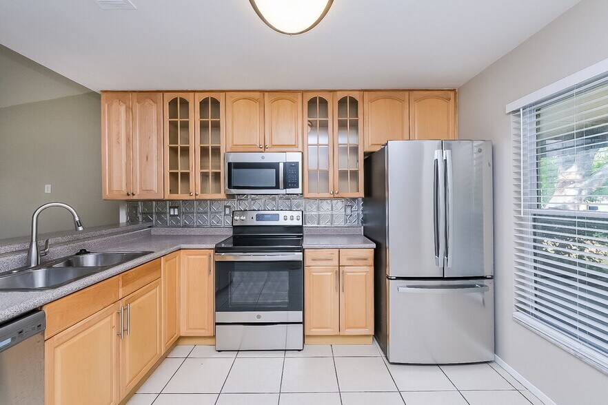 Building Photo - 908 Pine Ridge Cir E