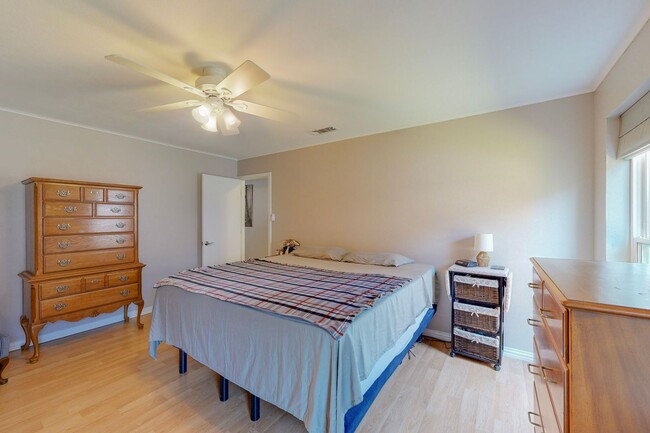 Building Photo - Available Mid-June | 3 Bedroom Arlington H...