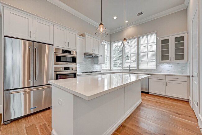 Building Photo - 2234 Lou Ellen Ln