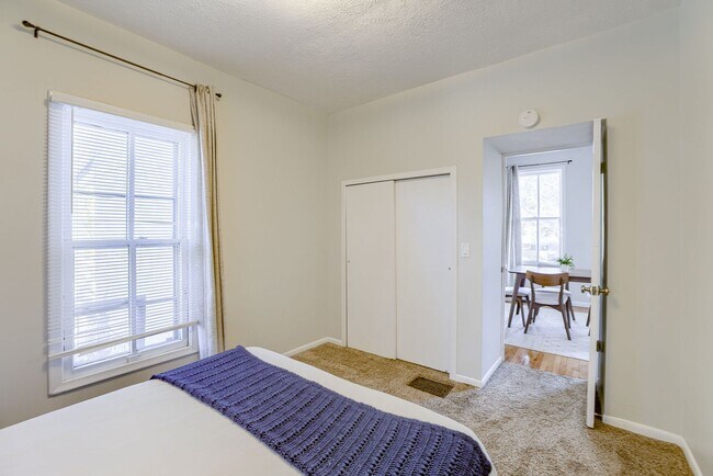 Building Photo - Cozy 1 Bedroom Bungalow!!