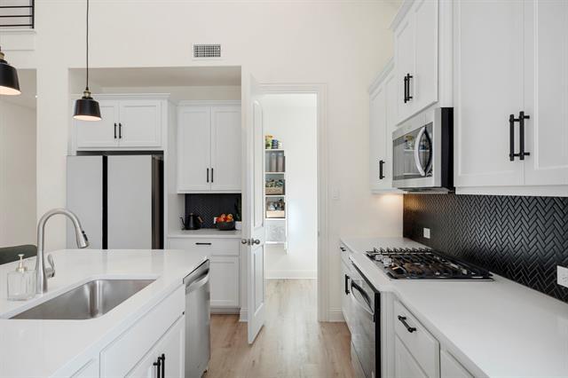 Building Photo - 8109 Mdw Vly Dr