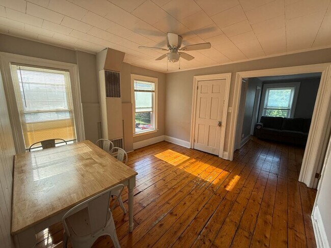 Building Photo - 539 Congress St