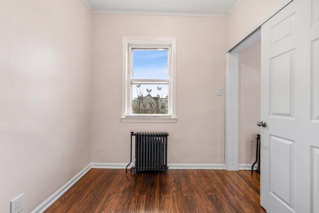 Building Photo - 37 Pearsall Ave