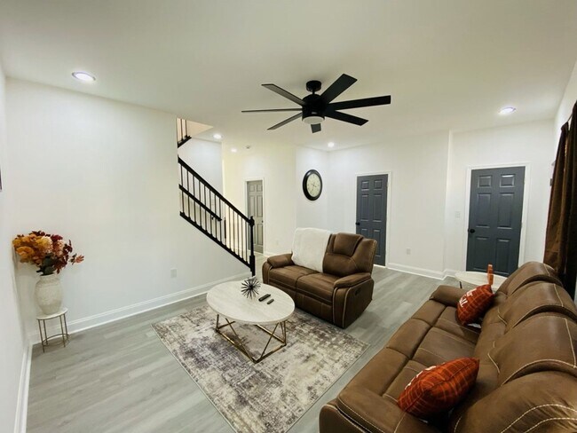 Building Photo - 326 2nd Ave