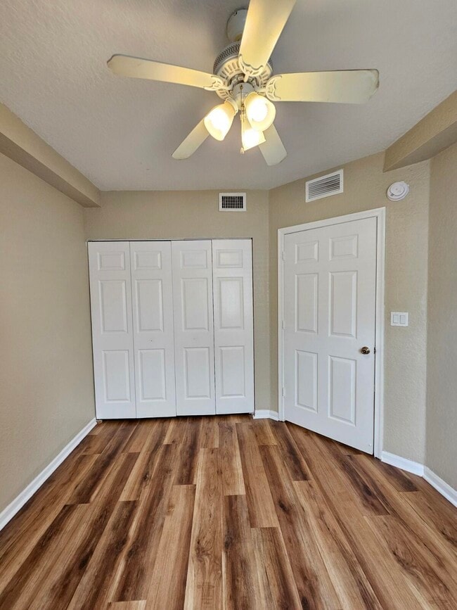 Building Photo - 1063 Golden Lakes Blvd