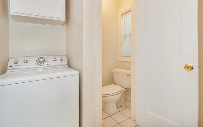 Building Photo - Beautiful Spanish townhouse with parking and in unit laundry!