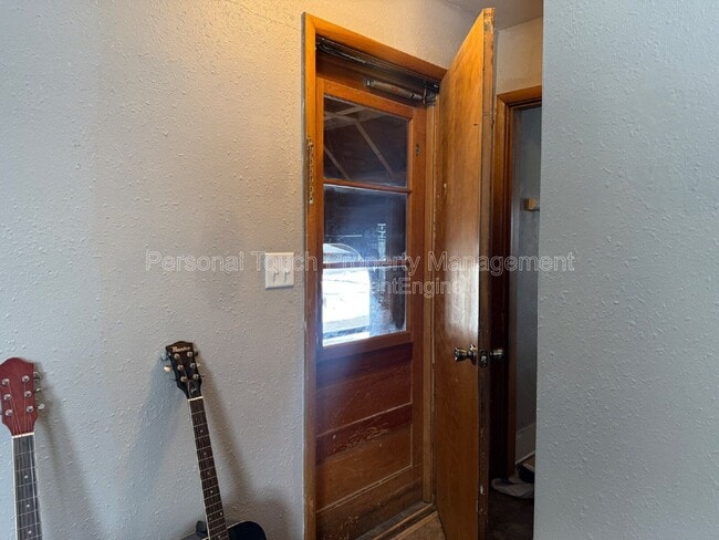 Building Photo - 606 5th St S