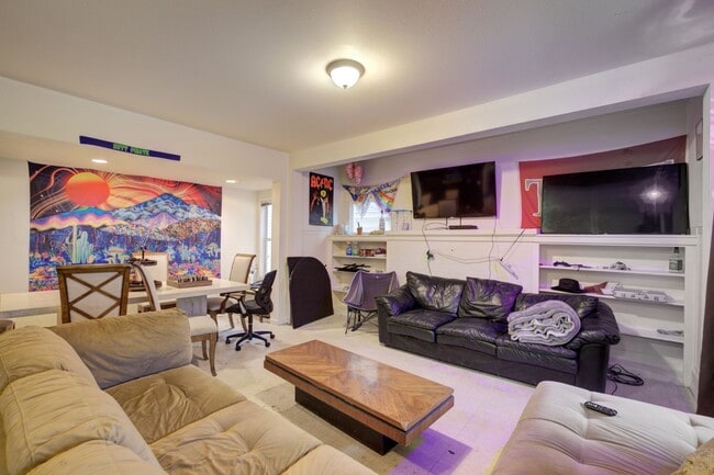 Building Photo - Huge U.W. Home Now Renting for September 2026