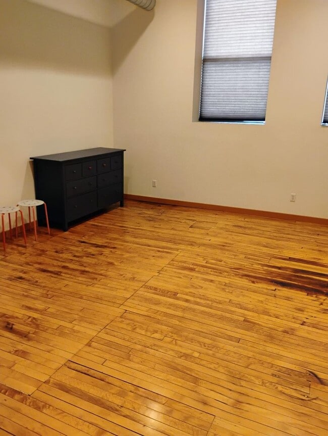 Building Photo - 1 BEDROOM 1.5 BATH IN DOWNTOWN CHAMPAIGN