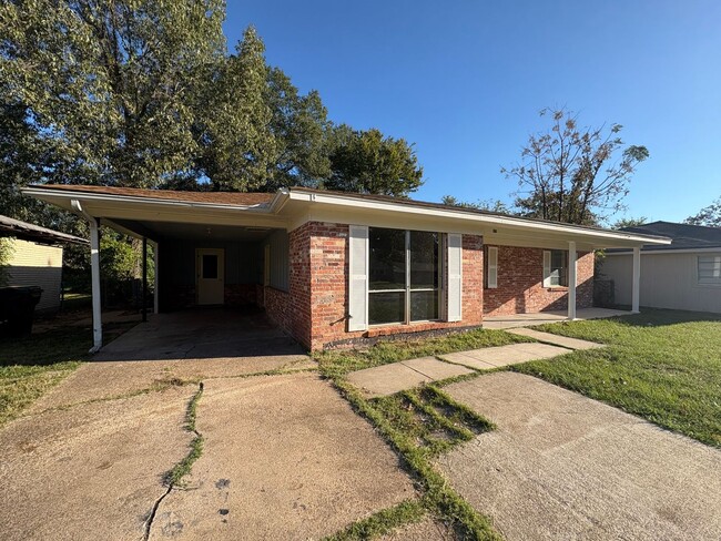 Primary Photo - Gorgeous 3 bedroom/1 bath home with living...