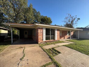 Building Photo - Gorgeous 3 bedroom/1 bath home with living room and den!